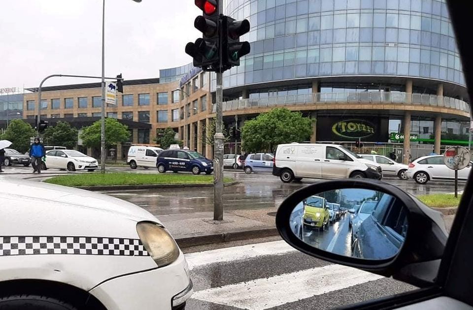 Udesi na mokrim ulicama, gužva na auto-putu ka Beogradu: Šta se dešava u saobraćaju u Novom Sadu i okolini