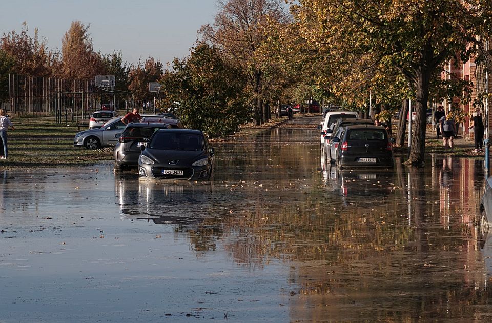 FOTO, VIDEO: Ogromna havarija u Novom Sadu – voda se izlila na ulicu