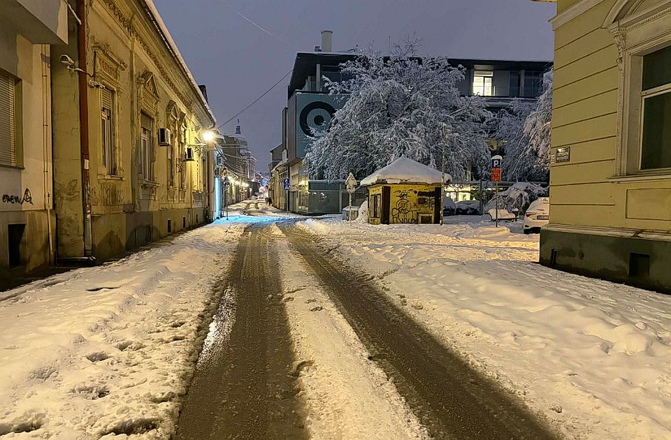 Saobraćaj u Novom Sadu: Sneg pravi probleme vozačima
